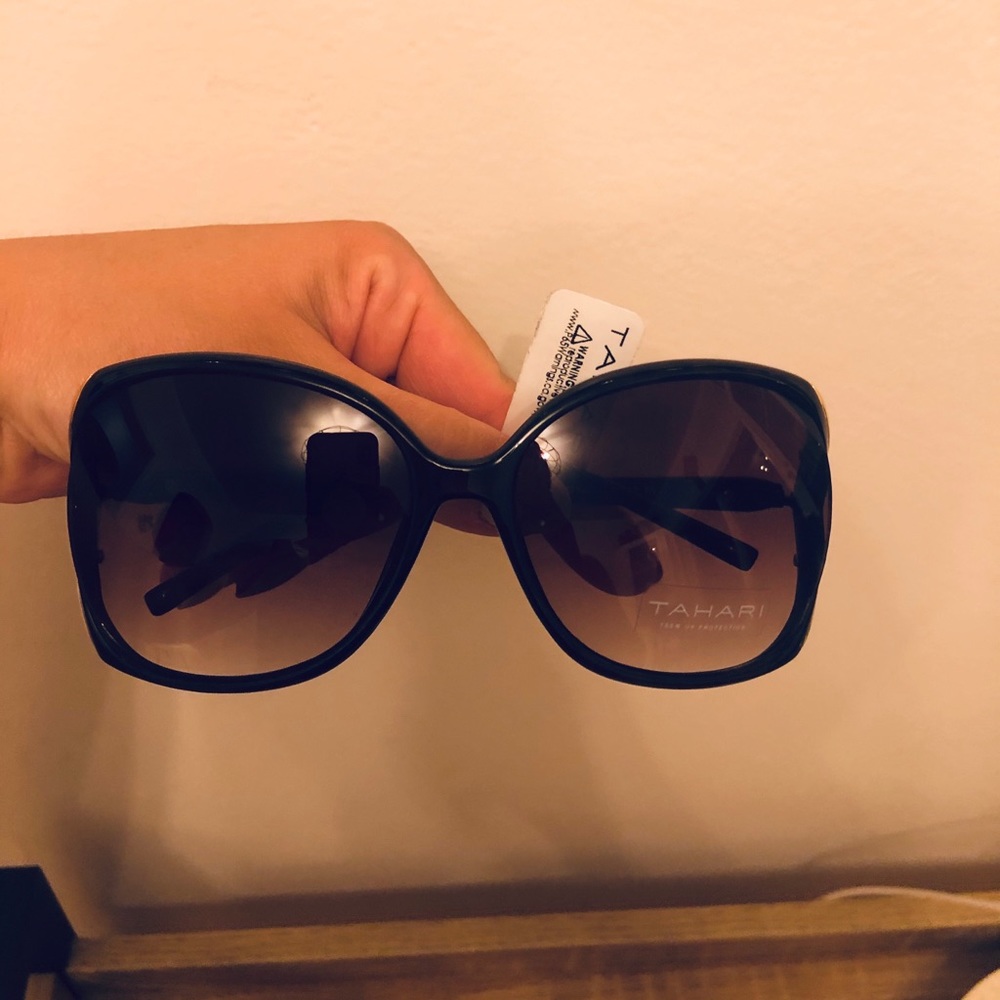 Women’s Tahari Black & Gold sunglasses. Never worn
